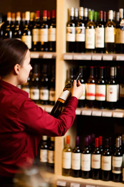 Foto dal retro della giovane donna in enoteca — Foto Stock