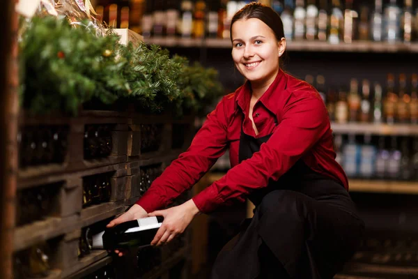 Foto di donna felice con bottiglia di vino — Foto Stock