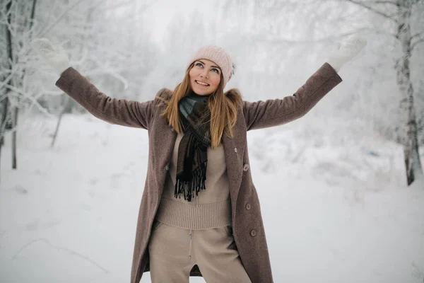 Foto di felice donna bionda a piedi nella foresta invernale — Foto Stock