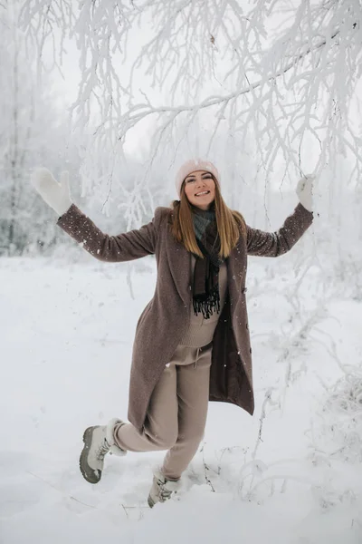 Image de femme blonde heureuse en chapeau sur la promenade dans la forêt d'hiver — Photo