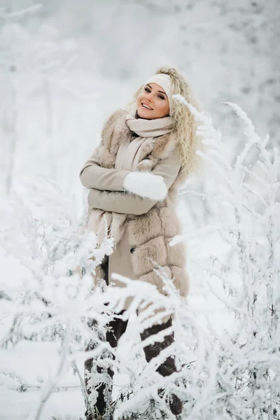 Portrait Femme Blonde Promenade Dans Forêt Hiver Jour Images De Stock Libres De Droits