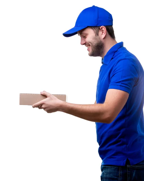 Imagem do lado do homem em camiseta azul e boné de beisebol com caixa de papelão para pizza — Fotografia de Stock