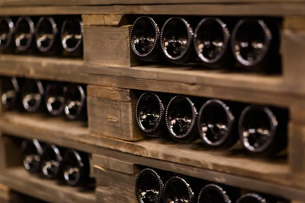 Foto de bastidores con botellas de vino — Foto de Stock