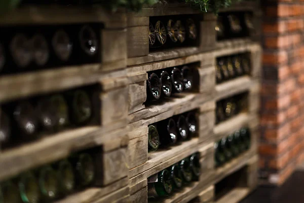 Imagen de bastidores con botellas de vino — Foto de Stock