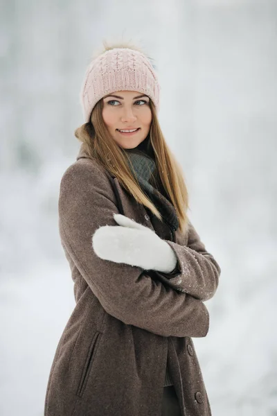 Картина щасливої блондинки в капелюсі на прогулянці в зимовому лісі — стокове фото