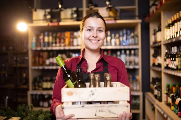 Foto Felice Bruna Venditore Con Scatola Legno Con Vino Negozio — Foto Stock