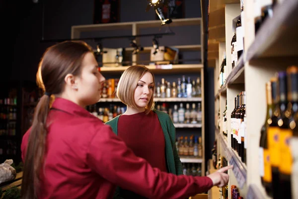 Foto a lato di giovani donne in negozio — Foto Stock