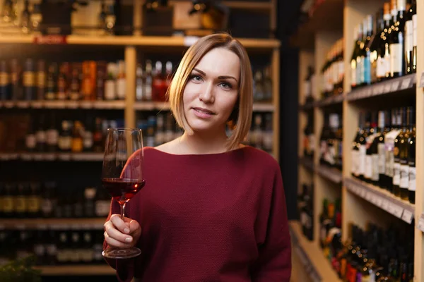 Immagine di giovane donna con bottiglia di vino — Foto Stock