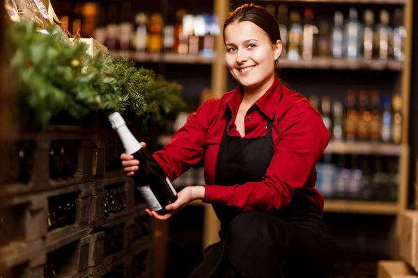 Immagine di donna felice con bottiglia di vino — Foto Stock