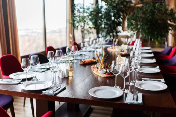 Tablo boş tabak, çatal, bıçak restoranda fotoğrafı.