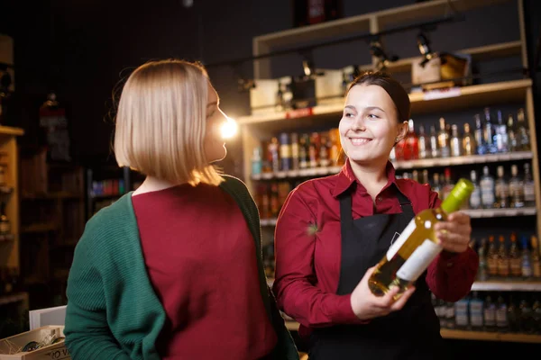 Immagine di giovani donne con bottiglia di vino in mano — Foto Stock