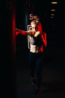 Boks eldiven genç sporcu eğitim çanta hits, kırmızı ışık.