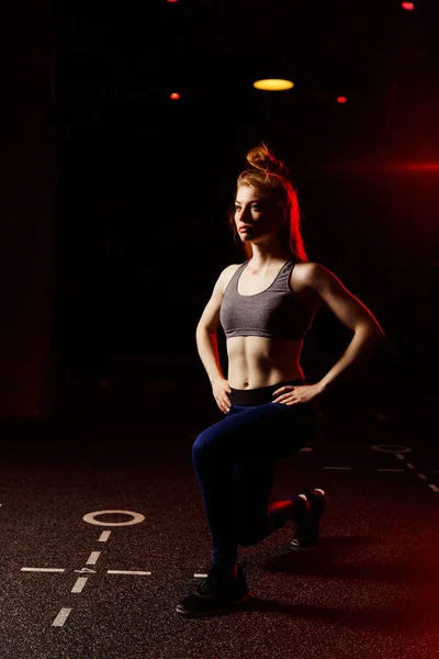 Jovem loira fazendo lunges . — Fotografia de Stock