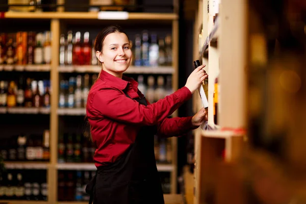 Immagine di una donna sorridente in enoteca — Foto Stock