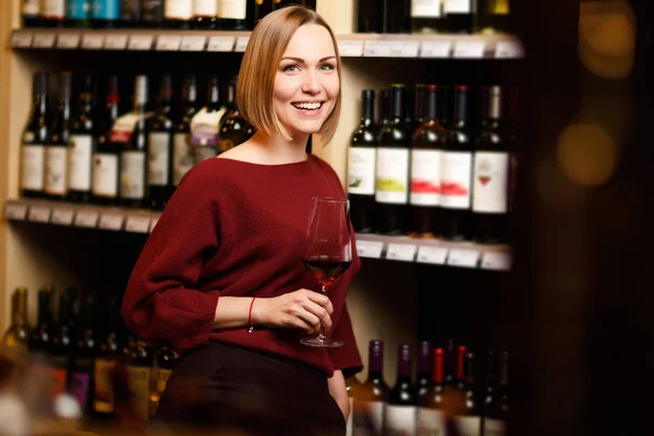 Image de fille avec verre dans les mains au magasin avec du vin — Photo