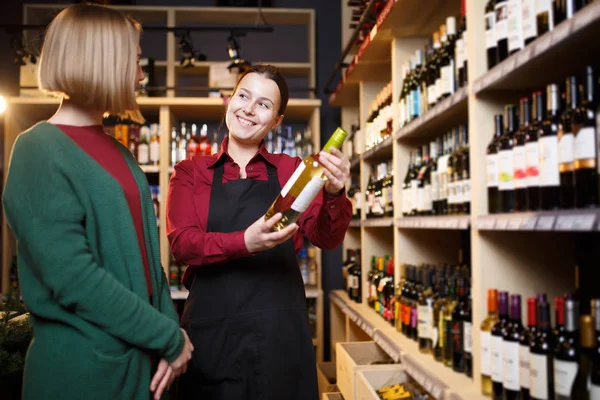 Photo de deux femmes avec bouteille de vin à la main — Photo