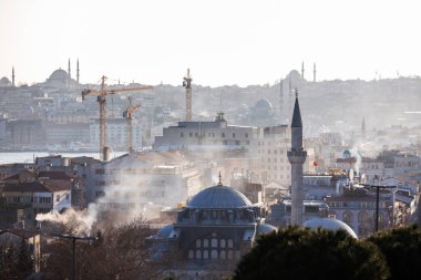Kubbeli binaların fotoğrafı, endüstriyel binalar, vinçler, gökyüzü