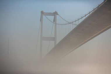 Modern köprü, sisli günde mavi bulutlu gökyüzü