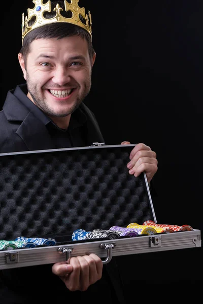 Szczęśliwy człowiek w koronę z walizką z frytkami. — Zdjęcie stockowe