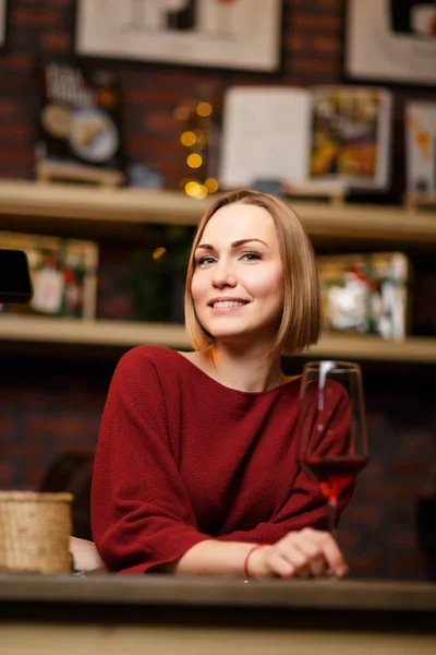 Foto di ragazza venditore con bicchiere di vino — Foto Stock