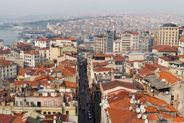 Kırmızı çatılı evler ile şehrin yukarısında görüntü.