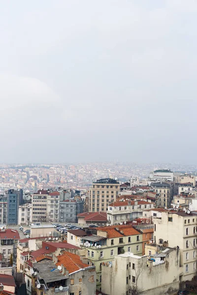 Öğleden sonra kırmızı çatılı evler ile şehrin yukarısında görüntü. — Stok fotoğraf