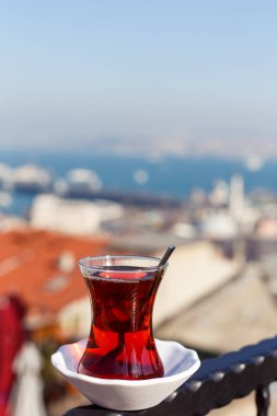 Fotoğraf arka plan bulanık çay ile şeffaf cam