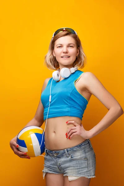 Image de femme sportive avec ballon en studio  . — Photo