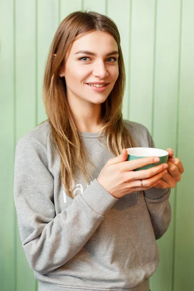 Junge Blondine mit Kaffeebecher . — Stockfoto