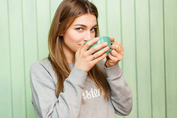 Sarışın genç kadın kahve kupa ile. — Stok fotoğraf