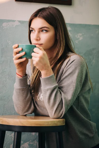 Foto lato della bionda con una tazza di caffè in mano . — Foto Stock