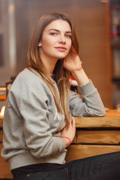 Retrato de rubia con el pelo largo en la cafetería . — Foto de Stock