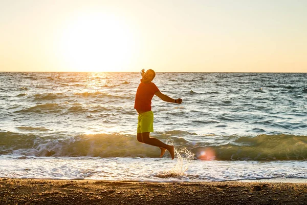 Image de l'homme heureux sautant sur le rivage — Photo