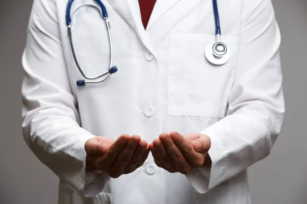 Foto de doctor en bata blanca con fonendoscopio con palmas levantadas . —  Fotos de Stock
