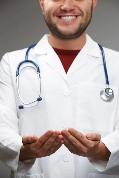 Foto de médico feliz em casaco branco com fonendoscópio com palmas levantadas . — Fotografia de Stock