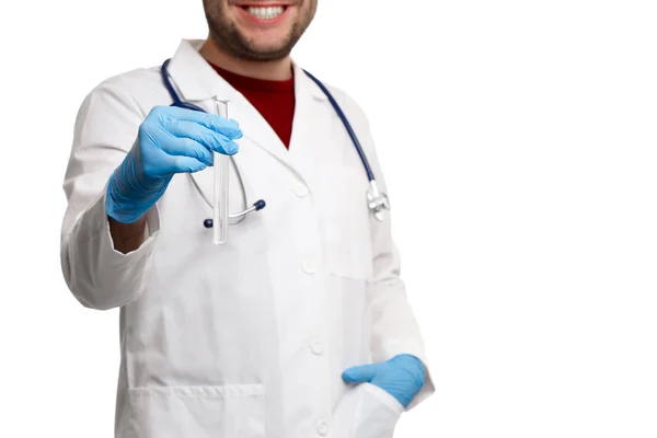 Foto de doctor feliz en bata blanca con guantes de goma sosteniendo tubo de ensayo aislado . —  Fotos de Stock