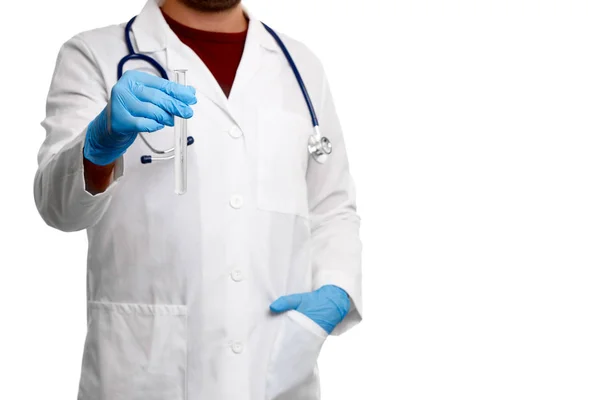 Foto do médico feliz em casaco branco em luvas de borracha segurando tubo de teste . — Fotografia de Stock