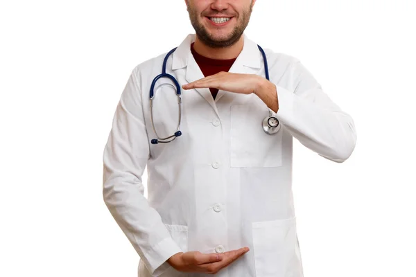 Imagen del médico sonriente en bata blanca con fonendoscopio cogido de la mano en forma de círculo — Foto de Stock