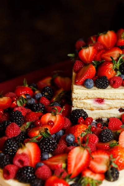 Фото медового торта с ягодами крупным планом — стоковое фото