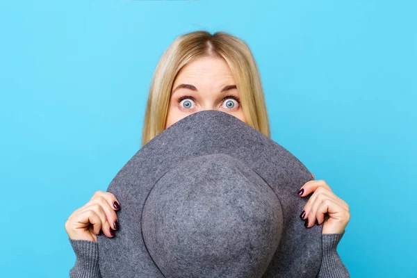 Obraz blondýny zakrývající její tvář kloboukem — Stock fotografie