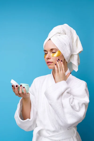 Beeld van de vrouw met gel pads onder de ogen geïsoleerd — Stockfoto