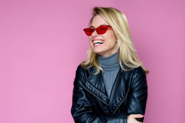 Pembe gözlüklü mutlu sarışın fotoğrafı