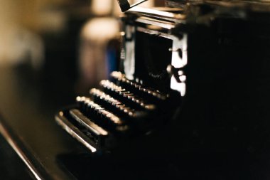 Bulanık arka planda eski daktilo