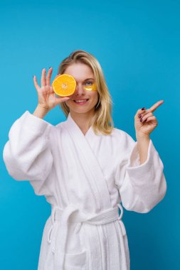 Göz de turuncu ile mutlu kadın fotoğrafı