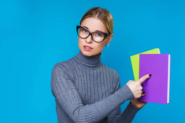 Obrázek ženy v brýlích s notebookem v ruce — Stock fotografie