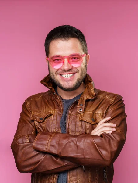 Obraz szczęśliwego Brunet w różowych okularach i skórzanej kurtce — Zdjęcie stockowe