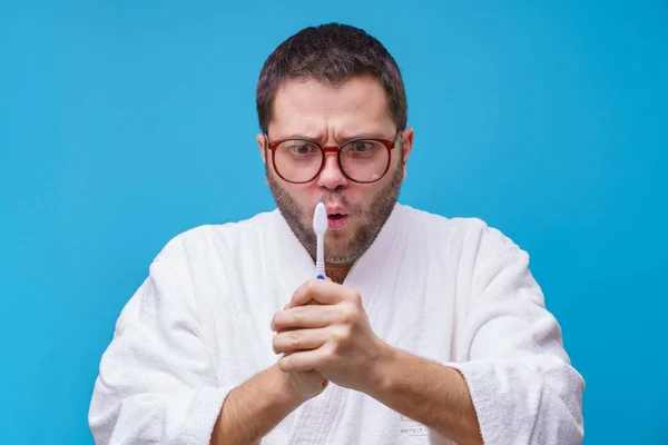 Foto van Brunet man met tandenborstel in zijn handen — Stockfoto