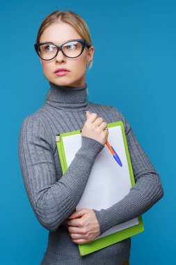 Elinde kağıt ve kalem levha ile tablet ile siyah gözlüklü kadın görüntüsü