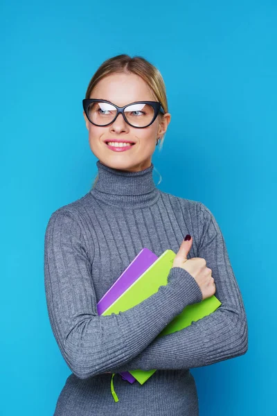 Bild einer glücklichen Frau mit Brille und Notizbuch in der Hand — Stockfoto