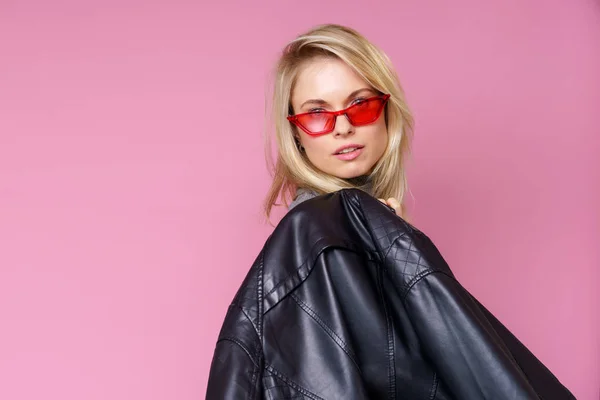 Фото блондинки в розовых очках и кожаной куртке — стоковое фото